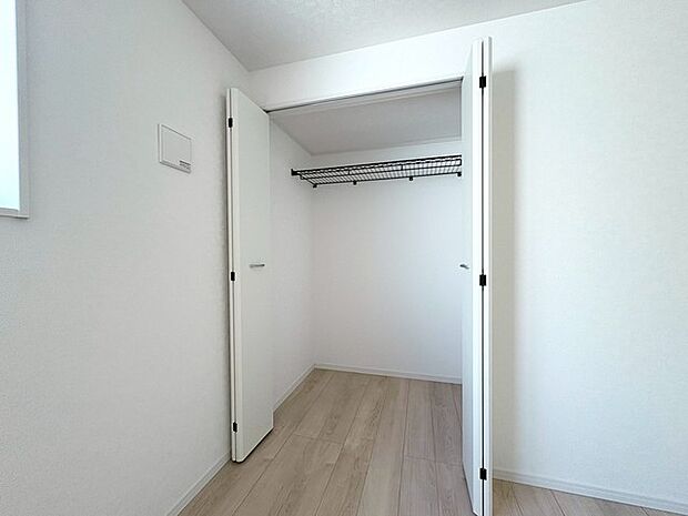 豊富な収納スペースもこの物件の特長の一つ。各所に収納が完備されており、生活をスッキリと整えることができます。