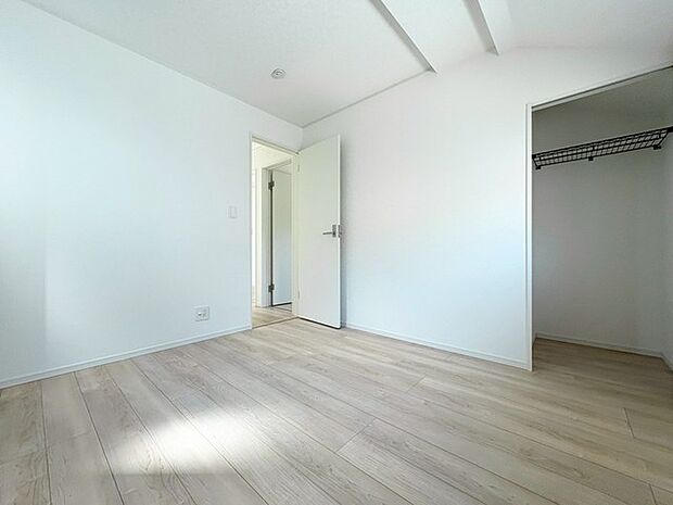 洋室はモダンなデザインと機能性を備え、快適な生活空間に。明るい窓から差し込む自然光が広々とした空間をさらに明るく開放的に感じさせます。