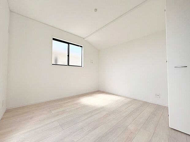 スタイリッシュなデザインと快適な居住性を兼ね備えた洋室。広々とした空間は、自分らしいインテリアを楽しむことができるほか、リラックスした時間を過ごすことができそうです。 