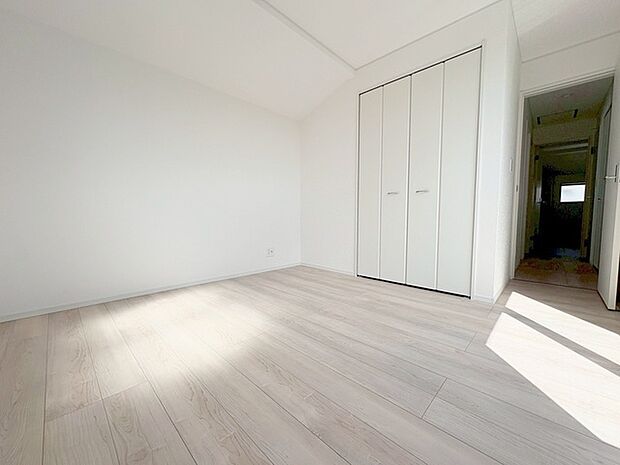 実際に室内をご見学頂くと生活のイメージが広がると思います。家具を置いたイメージや窓からの景色など。周辺で販売に出している物件も一緒にまとめてご見学頂き、比較する事もできます。