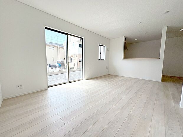 家族が食事するダイニングスペースをキッチンから見渡せる設計に。お料理をしながら家族とのコミュニケーションが増えそうな予感。 