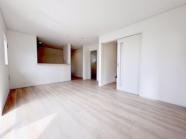 実際に室内をご見学頂くと生活のイメージが広がると思います。家具を置いたイメージや窓からの景色など。周辺で販売に出している物件も一緒にまとめてご見学頂き、比較する事もできます。