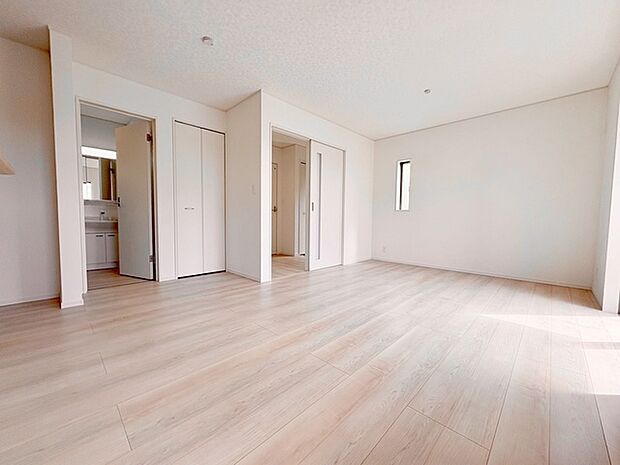 家族の集まるリビングは気持ちの良い自然光が差し込む団欒空間。室内のご見学予約も随時、受付中ですのでお気軽にお問合せください。 