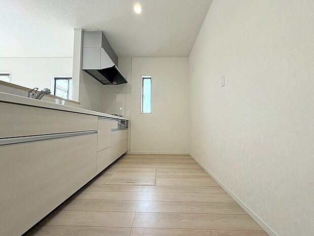 キッチンコンロスペースの近くには、空気の入れ替えが可能な開口部を設置！！ お料理をする際には、換気扇を回しながら匂いが籠らない様に開放してお料理もお楽しみ頂けます。 