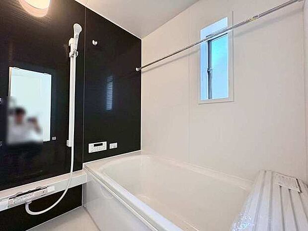 浴室乾燥機の他にも開口部のある浴室スペース。 お風呂上がりの湿気も、窓を開けておくことで改善可能。 お湯につかりながら、ちょっとした露天気分？ 