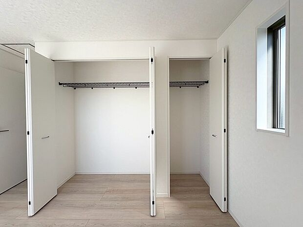 スタイリッシュなデザインと快適な居住性を兼ね備えた洋室。広々とした空間は、自分らしいインテリアを楽しむことができるほか、リラックスした時間を過ごすことができそうです。 