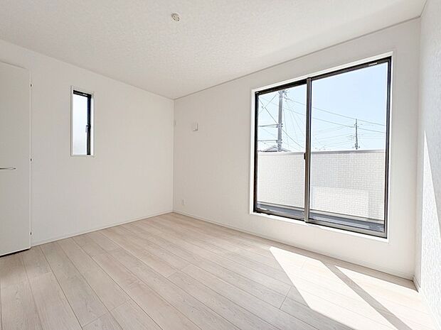 洋室はモダンなデザインと機能性を備え、快適な生活空間に。明るい窓から差し込む自然光が広々とした空間をさらに明るく開放的に感じさせます。  