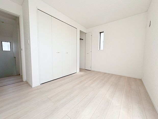 スタイリッシュなデザインと快適な居住性を兼ね備えた洋室。広々とした空間は、自分らしいインテリアを楽しむことができるほか、リラックスした時間を過ごすことができそうです。 