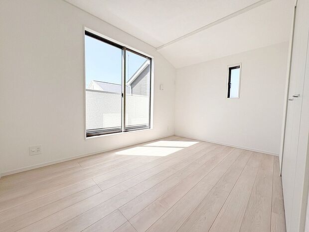 スマートなデザインと賢い収納が生活を快適にします。広々とした雰囲気を演出する工夫が施され、生活空間の魅力を引き出します。  