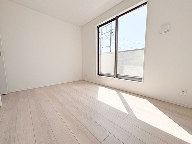 スタイリッシュなデザインと快適な居住性を兼ね備えた洋室。広々とした空間は、自分らしいインテリアを楽しむことができるほか、リラックスした時間を過ごすことができそうです。 