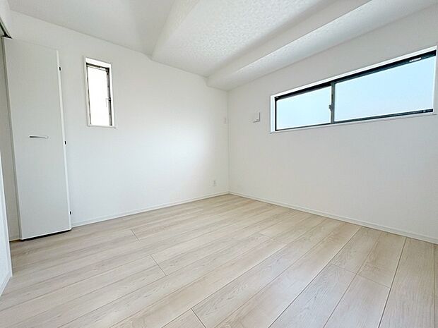 勾配天井の2階のお部屋。この勾配の角度がお洒落な雰囲気を感じさせてくれます。 