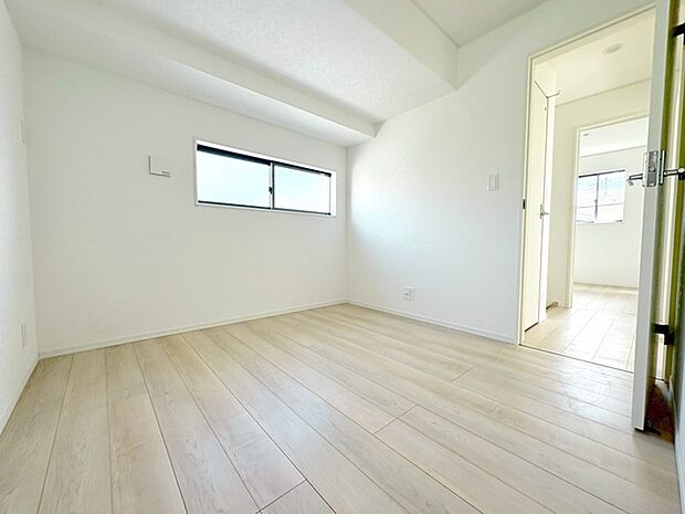 スマートなデザインと賢い収納が生活を快適にします。広々とした雰囲気を演出する工夫が施され、生活空間の魅力を引き出します。  