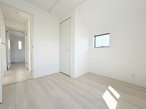 洋室はモダンなデザインと機能性を備え、快適な生活空間に。明るい窓から差し込む自然光が広々とした空間をさらに明るく開放的に感じさせます。  