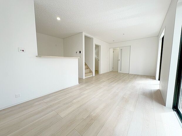 家族が食事するダイニングスペースをキッチンから見渡せる設計に。お料理をしながら家族とのコミュニケーションが増えそうな予感。