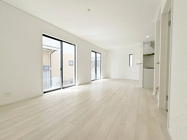 実際に室内をご見学頂くと生活のイメージが広がると思います。家具を置いたイメージや窓からの景色など。周辺で販売に出している物件も一緒にまとめてご見学頂き、比較する事もできます。