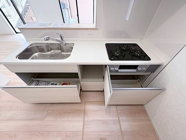 お料理をしながらリビングの家族やゲストとの会話が楽しめるカウンタータイプのキッチン。毎日のお料理を楽しく快適に。