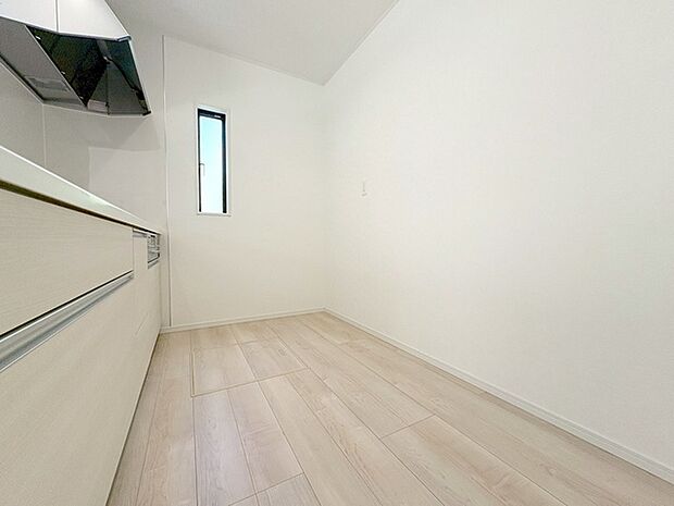 キッチンコンロスペースの近くには、空気の入れ替えが可能な開口部を設置!! お料理をする際には、換気扇を回しながら匂いが籠らない様に開放してお料理もお楽しみ頂けます。