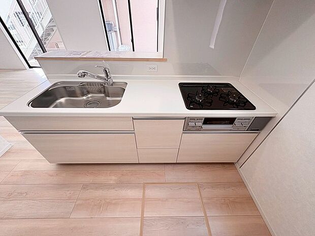 お料理をしながらリビングの家族やゲストとの会話が楽しめるカウンタータイプのキッチン。毎日のお料理を楽しく快適に。