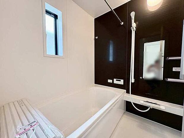 一日の疲れを癒してくれるゆったりとしたバスルームです。 