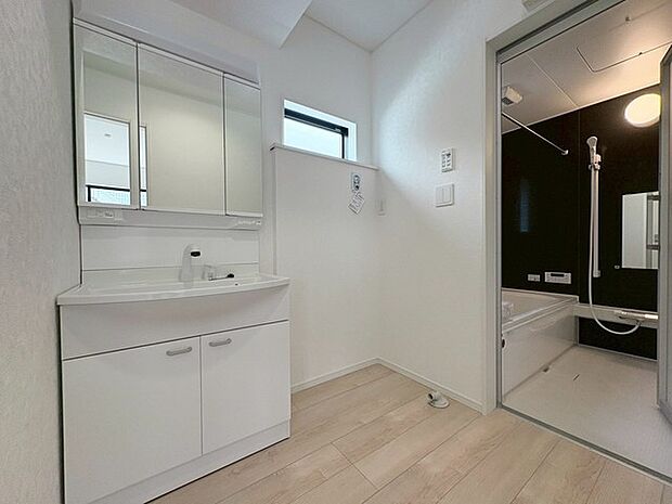 使いやすいタイプの洗面化粧台のあるランドリースペース