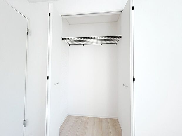 各所に効率的に配置された収納スペースがあり、日常のモノをすっきりと収納できます。