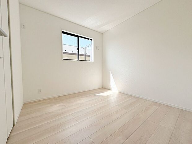 洋室はモダンなデザインと機能性を備え、快適な生活空間に。明るい窓から差し込む自然光が広々とした空間をさらに明るく開放的に感じさせます。  