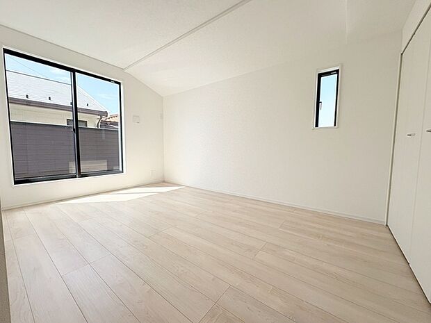 実際に室内をご見学頂くと生活のイメージが広がると思います。家具を置いたイメージや窓からの景色など。周辺で販売に出している物件も一緒にまとめてご見学頂き、比較する事もできます。