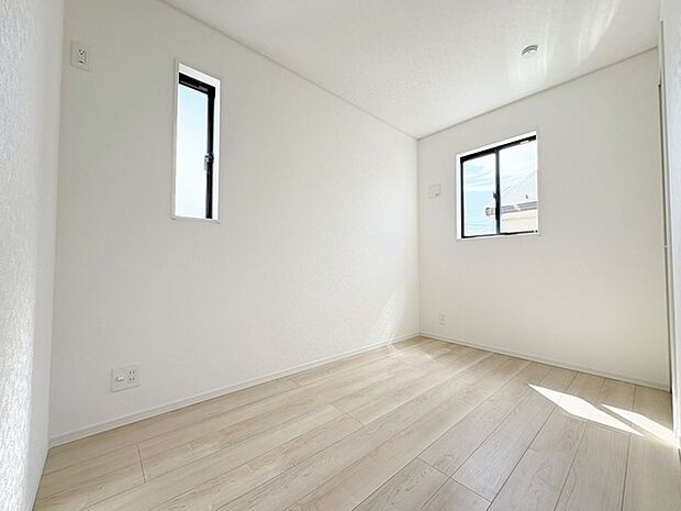 スマートなデザインと賢い収納が生活を快適にします。広々とした雰囲気を演出する工夫が施され、生活空間の魅力を引き出します。