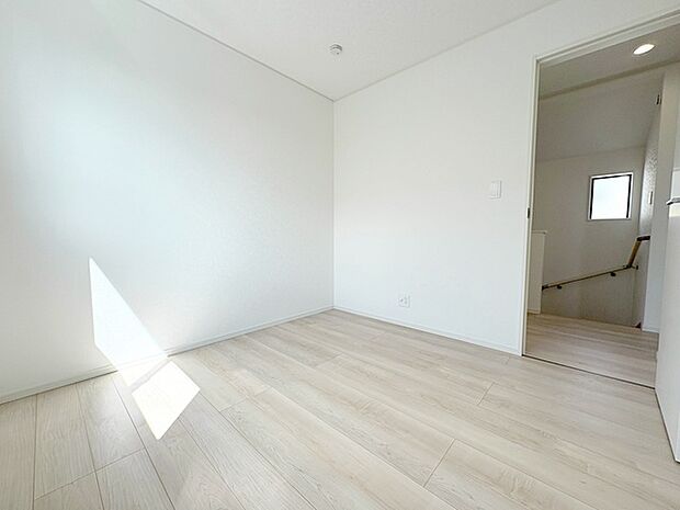 洋室はモダンなデザインと機能性を備え、快適な生活空間に。明るい窓から差し込む自然光が広々とした空間をさらに明るく開放的に感じさせます。