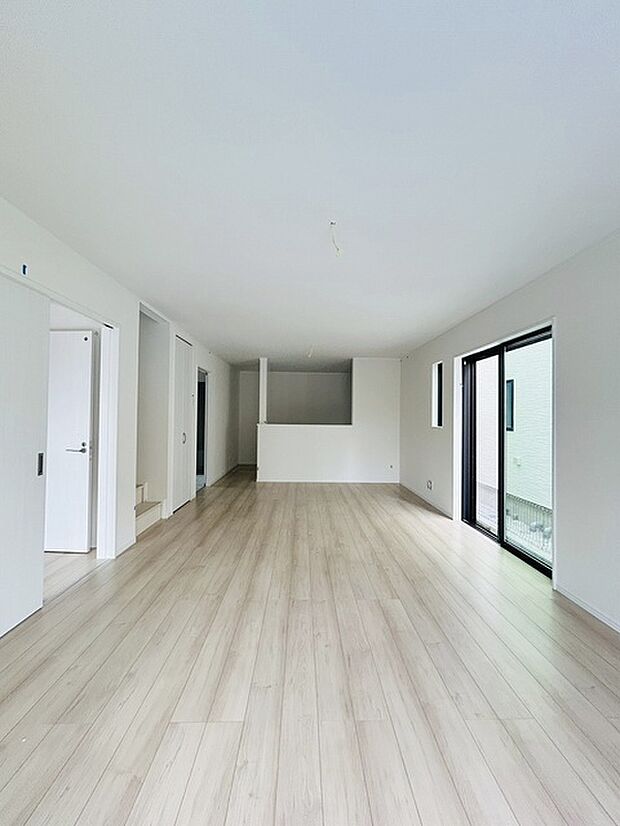 家族の集まるリビングは気持ちの良い自然光が差し込む団欒空間。室内のご見学予約も随時、受付中ですのでお気軽にお問合せください。 