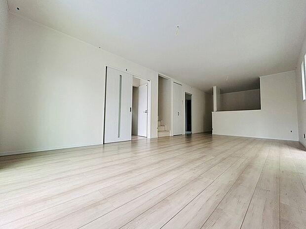 家族が食事するダイニングスペースをキッチンから見渡せる設計に。お料理をしながら家族とのコミュニケーションが増えそうな予感。 