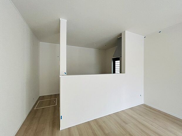 カウンターキッチンならではの開放的な見通し、全体が見渡せることでご家族の団欒スペースもより明るく笑顔が溢れる空間となります。 