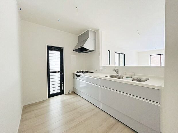 キッチンコンロスペースの近くには、空気の入れ替えが可能な開口部を設置！！ お料理をする際には、換気扇を回しながら匂いが籠らない様に開放してお料理もお楽しみ頂けます。 