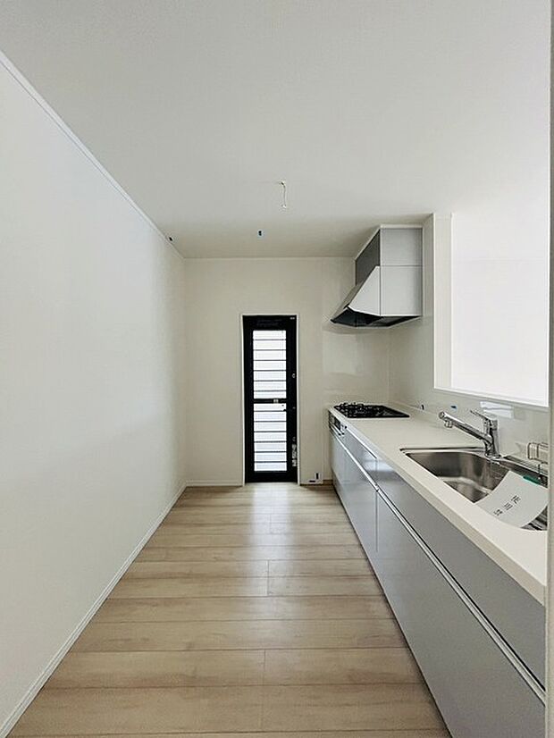 カウンターキッチンならではの開放的な見通し、全体が見渡せることでご家族の団欒スペースもより明るく笑顔が溢れる空間となります。 