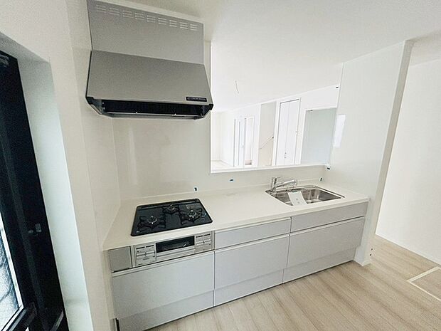 お料理をしながらリビングの家族やゲストとの会話が楽しめるカウンタータイプのキッチン。毎日のお料理を楽しく快適に。 