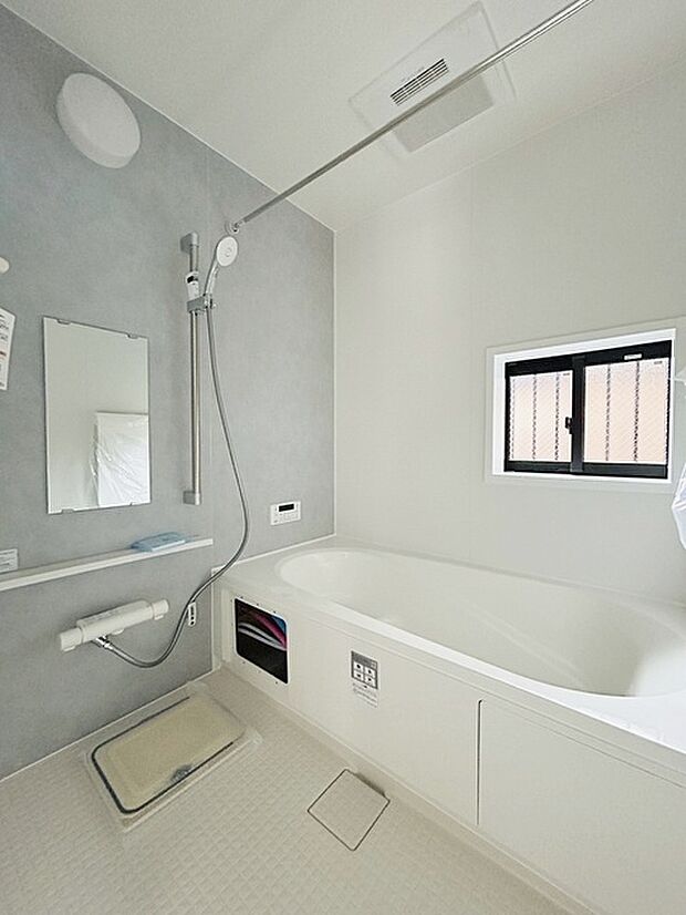 一日の疲れを癒してくれるゆったりとしたバスルームです。 