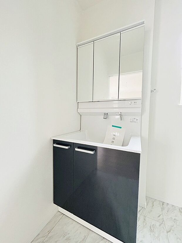 三面鏡に洗面台。 コンセントに照明機能、多機能性を備えた設備です。  