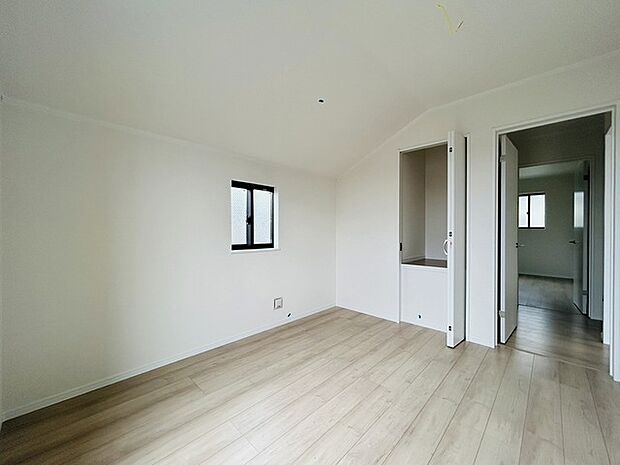 各所に効率的に配置された収納スペースがあり、日常のモノをすっきりと収納できます。 