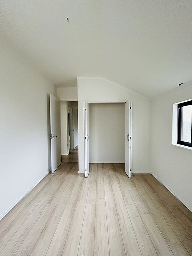 豊富な収納スペースもこの物件の特長の一つ。各所に収納が完備されており、生活をスッキリと整えることができます。 