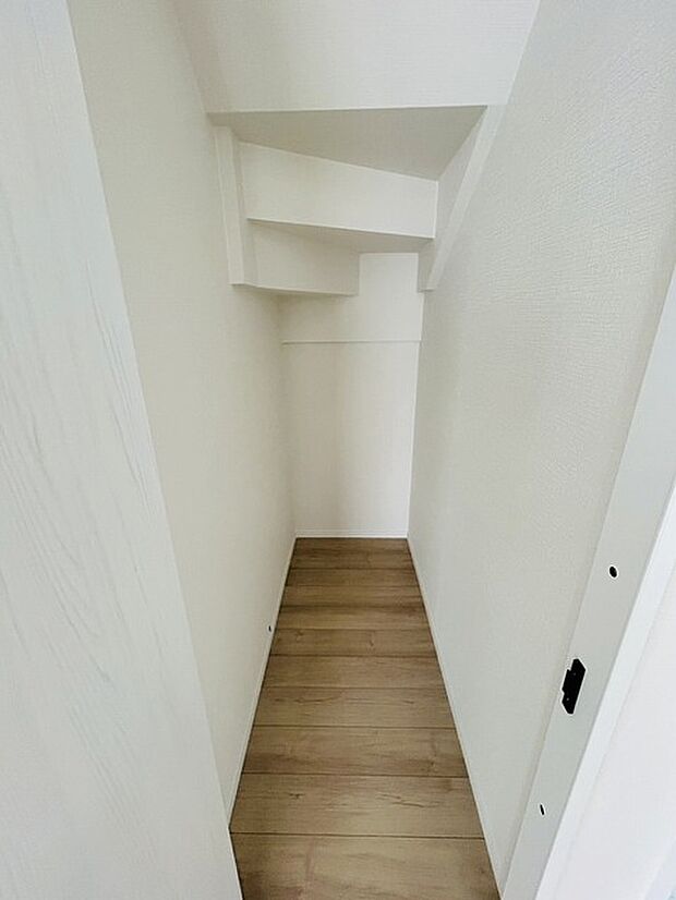 スタイリッシュなデザインと快適な居住性を兼ね備えた洋室。広々とした空間は、自分らしいインテリアを楽しむことができるほか、リラックスした時間を過ごすことができそうです。 