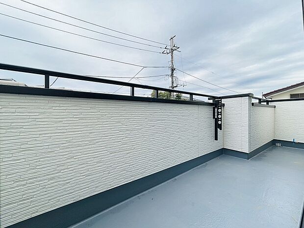 季節の変化や天気の良い日には、バルコニーでの時間が心地よく、気分をリフレッシュさせることができます。 