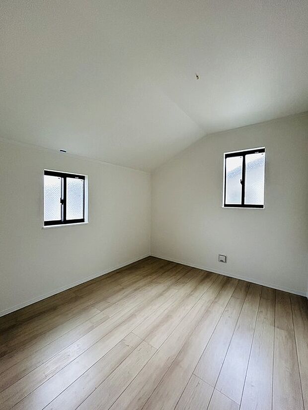 洋室はモダンなデザインと機能性を備え、快適な生活空間に。明るい窓から差し込む自然光が広々とした空間をさらに明るく開放的に感じさせます。  