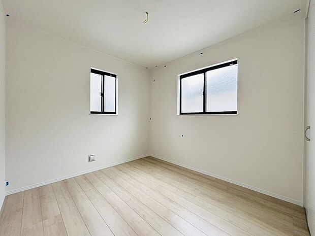 スタイリッシュなデザインと快適な居住性を兼ね備えた洋室。広々とした空間は、自分らしいインテリアを楽しむことができるほか、リラックスした時間を過ごすことができそうです。 