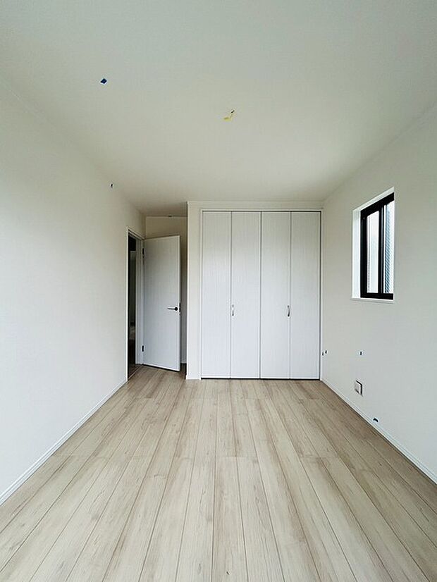 実際に室内をご見学頂くと生活のイメージが広がると思います。家具を置いたイメージや窓からの景色など。周辺で販売に出している物件も一緒にまとめてご見学頂き、比較する事もできます。