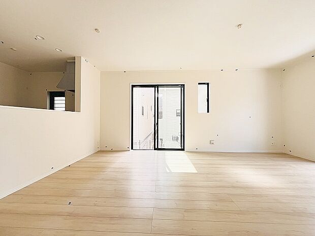 家族が食事するダイニングスペースをキッチンから見渡せる設計に。お料理をしながら家族とのコミュニケーションが増えそうな予感。 