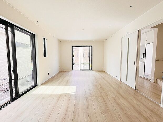 家族の集まるリビングは気持ちの良い自然光が差し込む団欒空間。室内のご見学予約も随時、受付中ですのでお気軽にお問合せください。 