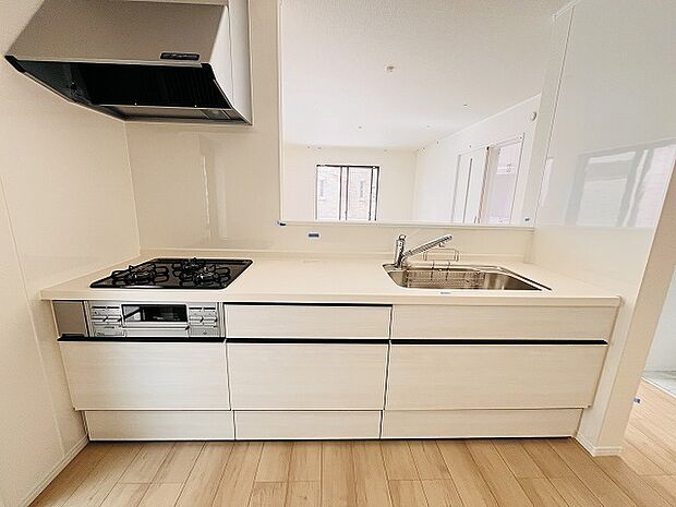 カウンターキッチンならではの開放的な見通し、全体が見渡せることでご家族の団欒スペースもより明るく笑顔が溢れる空間となります。