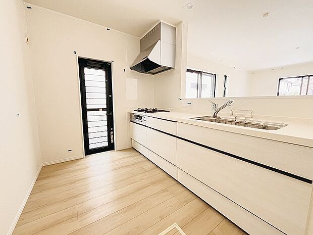 お料理をしながらリビングの家族やゲストとの会話が楽しめるカウンタータイプのキッチン。毎日のお料理を楽しく快適に。