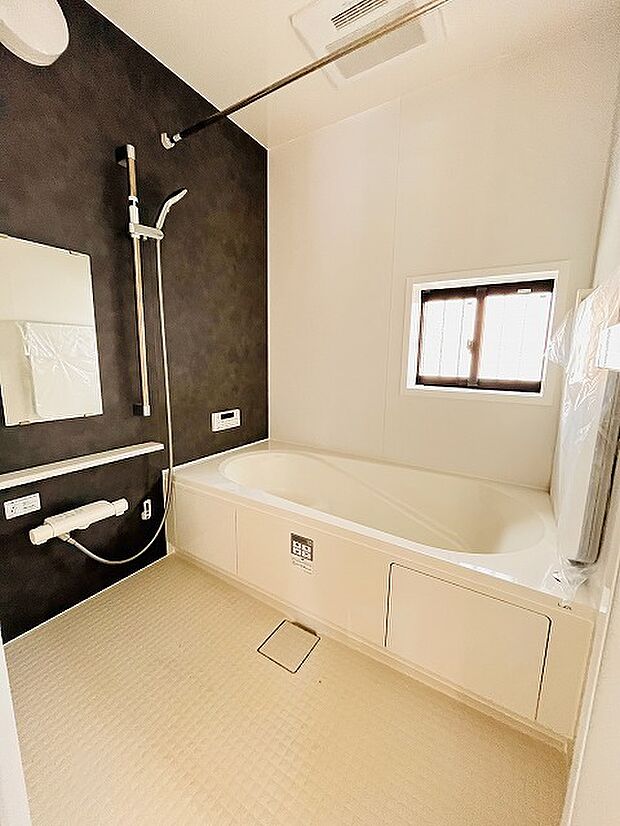 一日の疲れを癒してくれるゆったりとしたバスルームです。