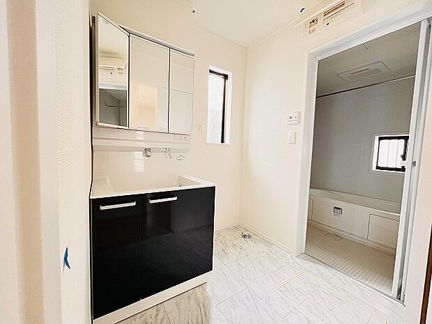 使いやすいタイプの洗面化粧台のあるランドリースペース 